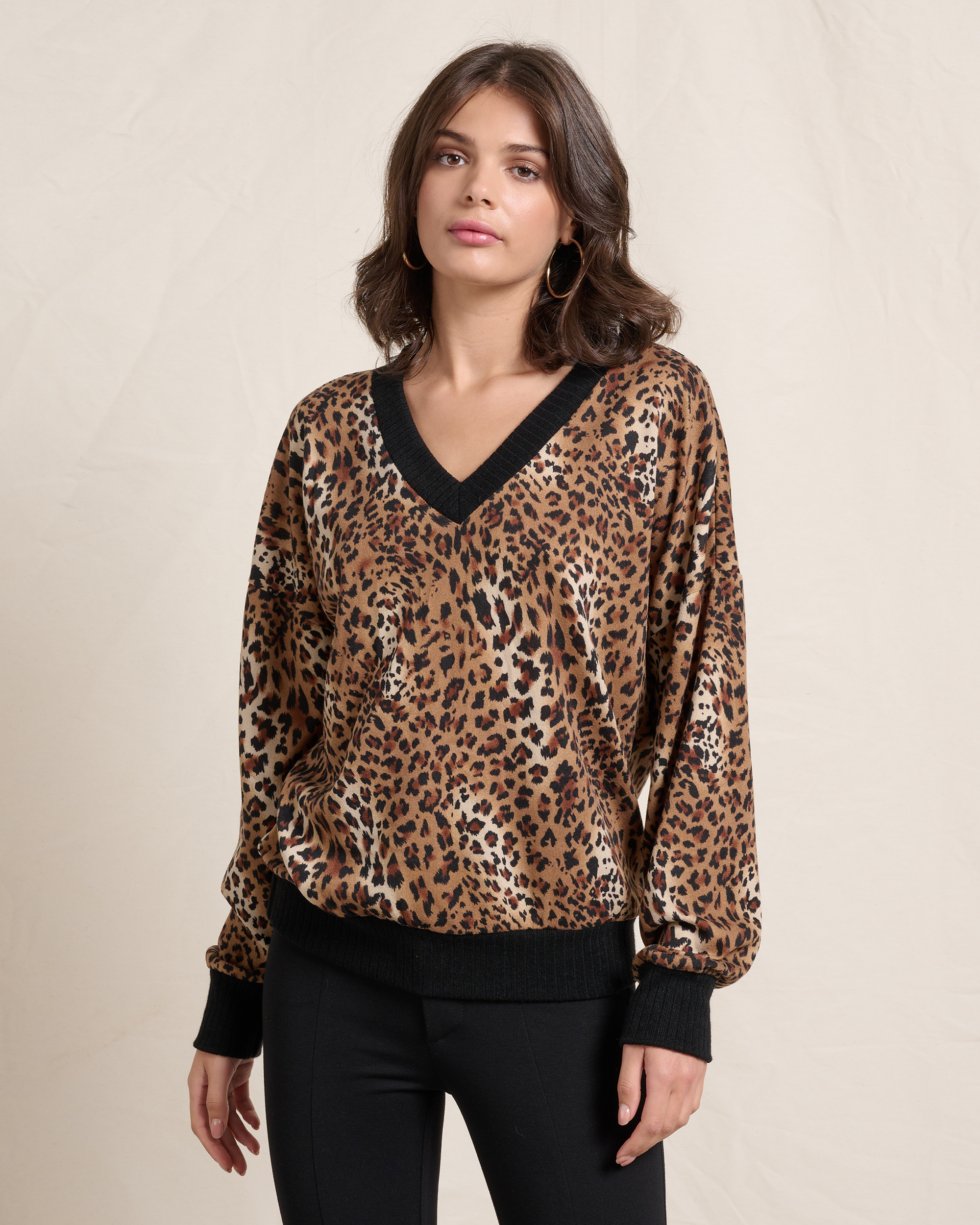 44115.jpg BLOUSE V NECK ANIMAL PRINT - Image 1