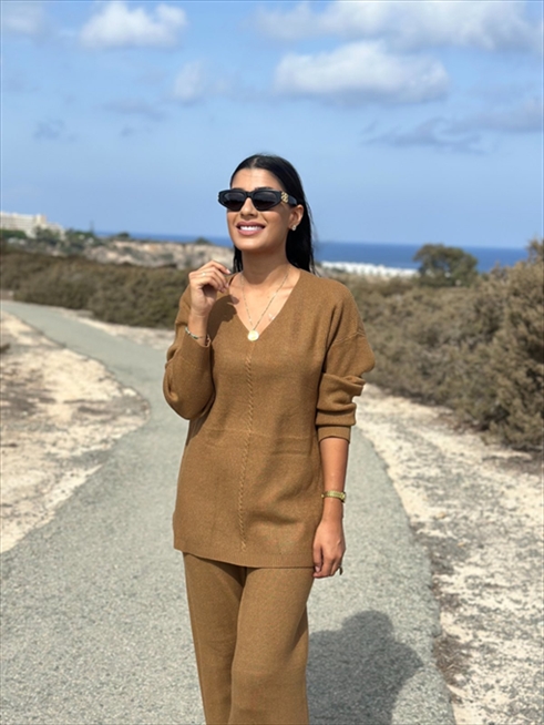 IT0324W.jpg KNITTED RIBBED V NECK - Image 1