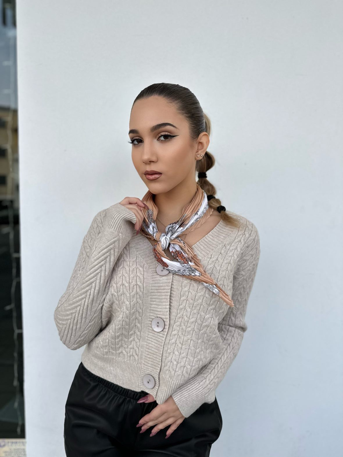 IZ0822W.jpg CARDIGAN CROP TWIST - Image 1
