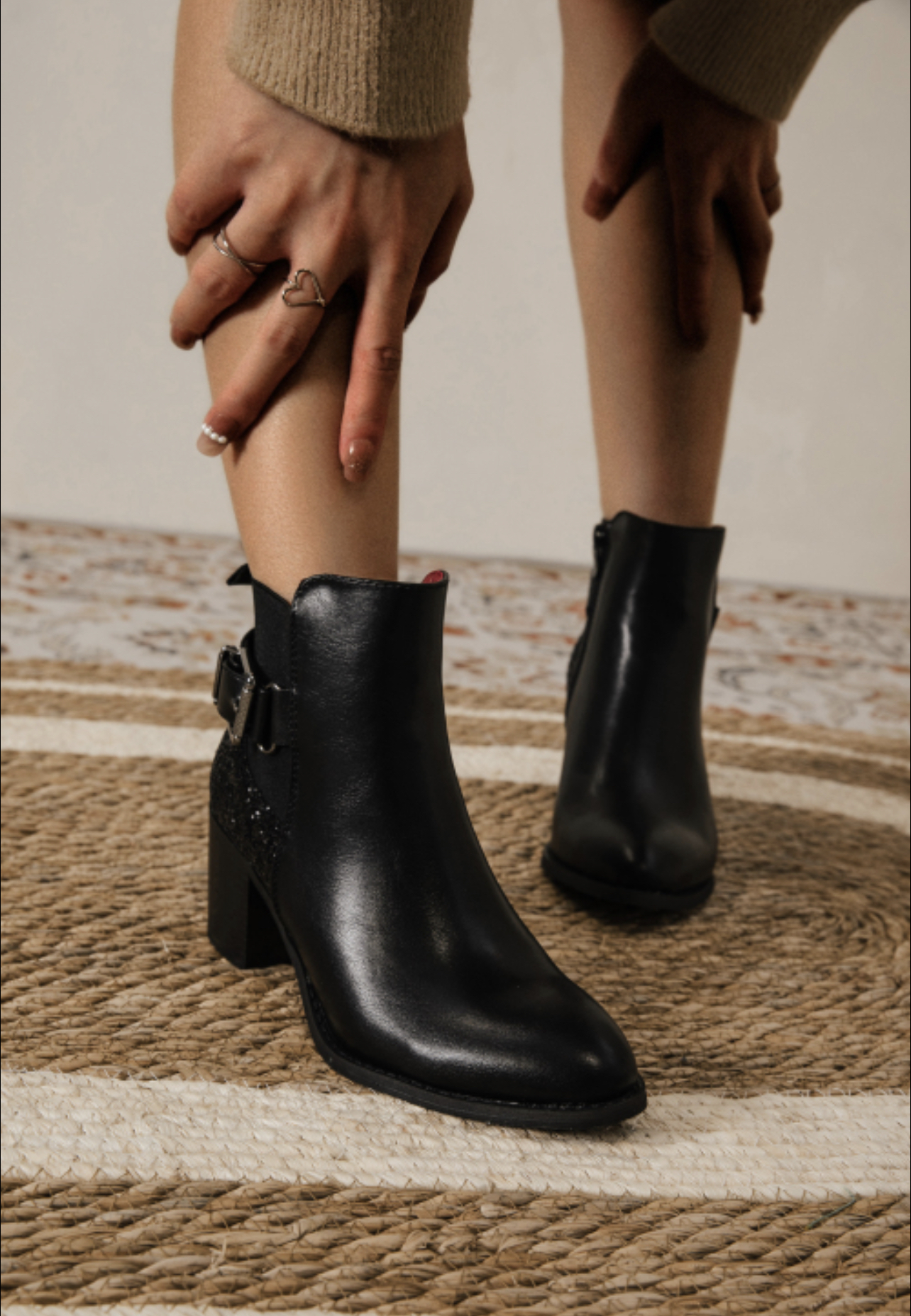 SHO1422W.jpg ANKLE BOOT MID HEEL - Image 1